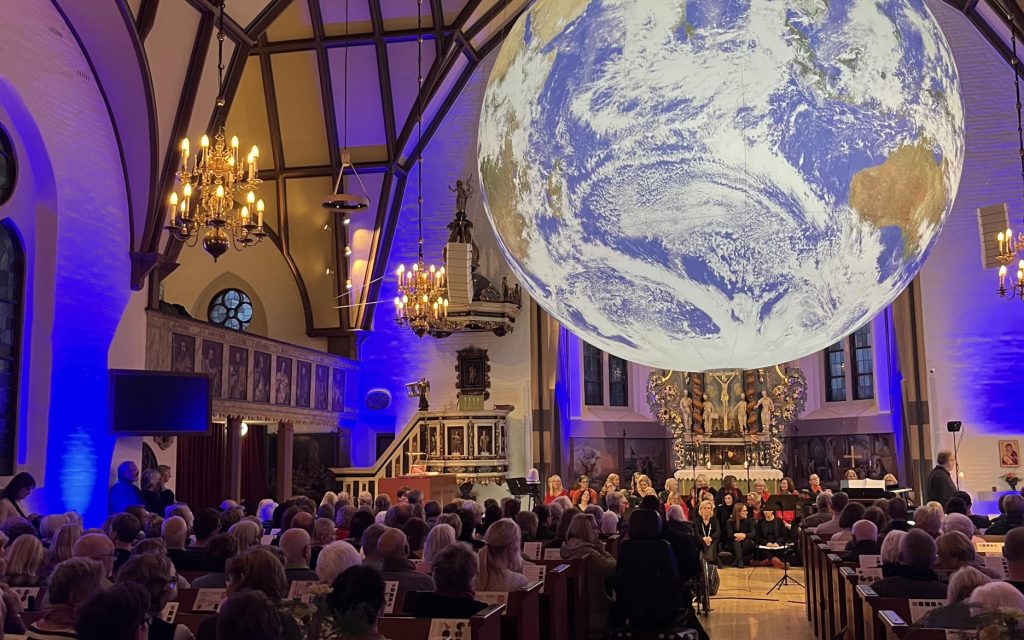 Gaia Globe i Fässbergs Kyrka
