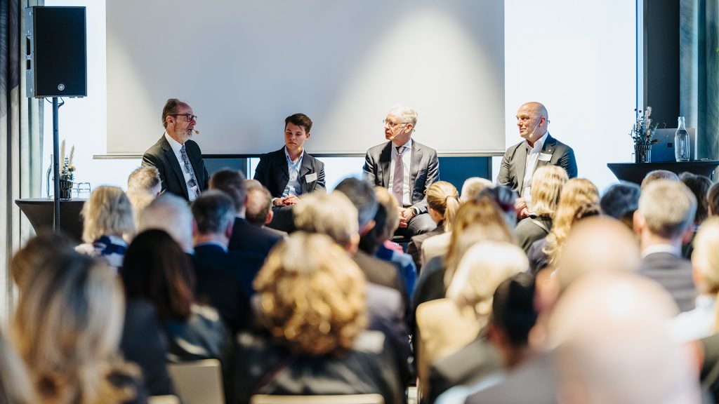 Paneldiskussion med Alasdair Ross.